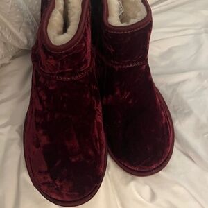 UGG Australia Women's  Mini Crushed Velvet Fig Boots Burgundy (fits 6-7)